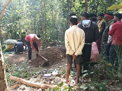 धमतरी में धर्मांतरण विवाद: महिला का अंतिम संस्कार हिंदू रीति-रिवाजों से, पुलिस और प्रशासन की समझाइश से शांत हुआ तनाव