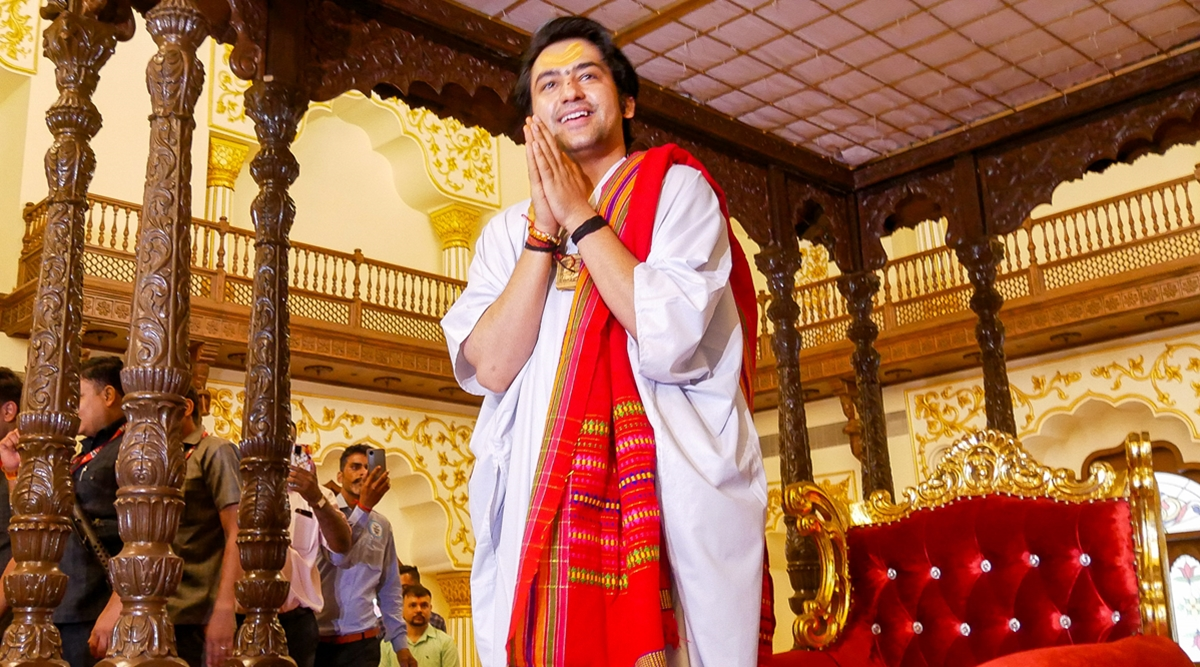 कथा कम, कंट्रोवर्सी ज़्यादा! पत्रकारों को लेकर कह दी बड़ी बात, कथा छोड़ बयान में उलझे धीरेंद्र कृष्ण शास्त्री