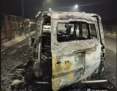 रायपुर: खमतराई ओवरब्रिज पर चलती स्कॉर्पियो में लगी भीषण आग, चार लोगों ने कूदकर बचाई जान