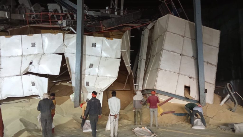 राइस मिल में बड़ा हादसा: 75 क्विंटल वजनी चिमनी गिरने से मजदूर की मौत, दो गंभीर घायल
