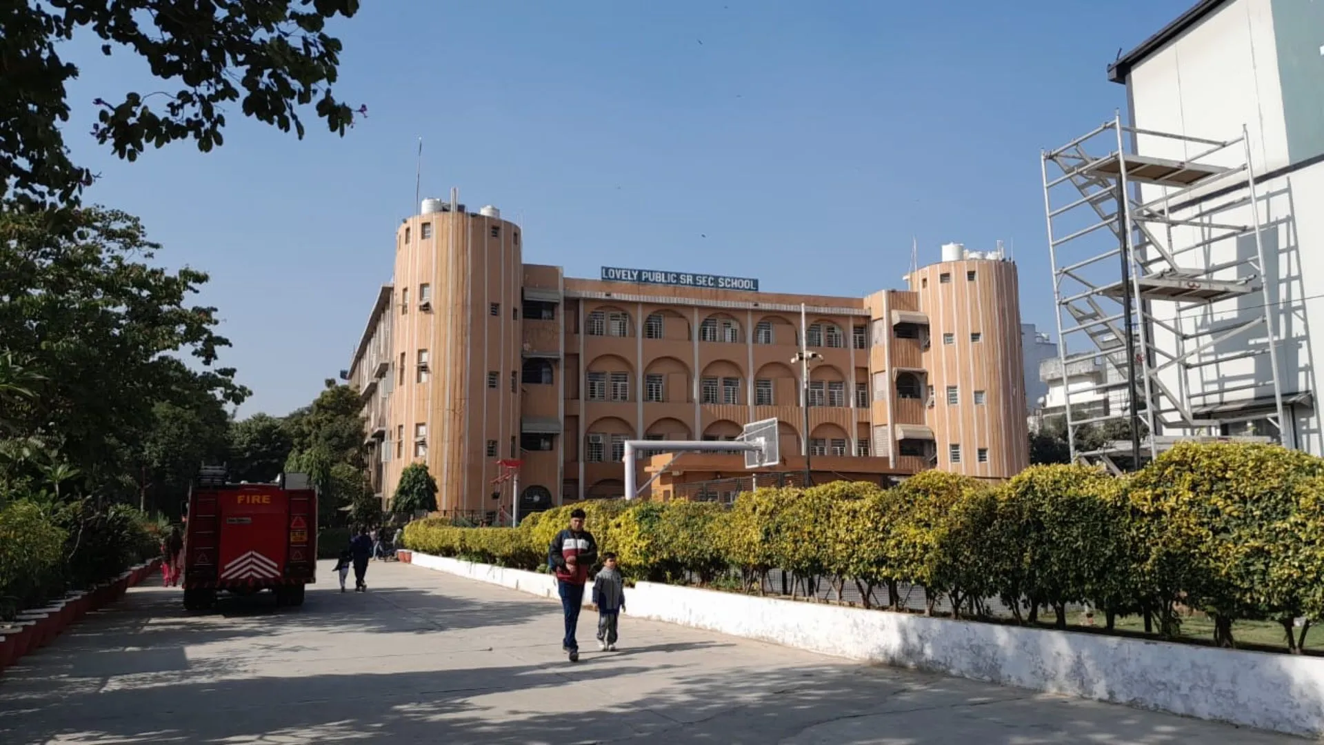 बचपन पर खतरा या सिर्फ धमकी? दिल्ली के स्कूलों में बम अलर्ट, छात्रों को सुरक्षित निकाला गया, सर्च ऑपरेशन जारी