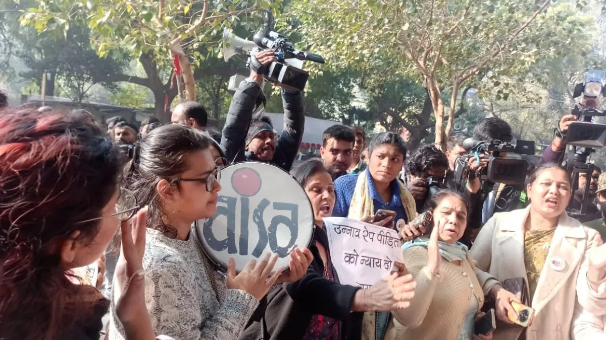 जंतर-मंतर पर उन्नाव पीड़िता के लिए गूंजे न्याय के नारे, कुलदीप सेंगर की जमानत का विरोध