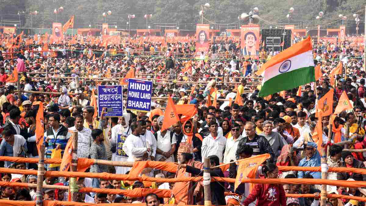 कोलकाता में रचा इतिहास: ब्रिगेड मैदान पर 5 लाख लोगों ने एक साथ किया गीता पाठ