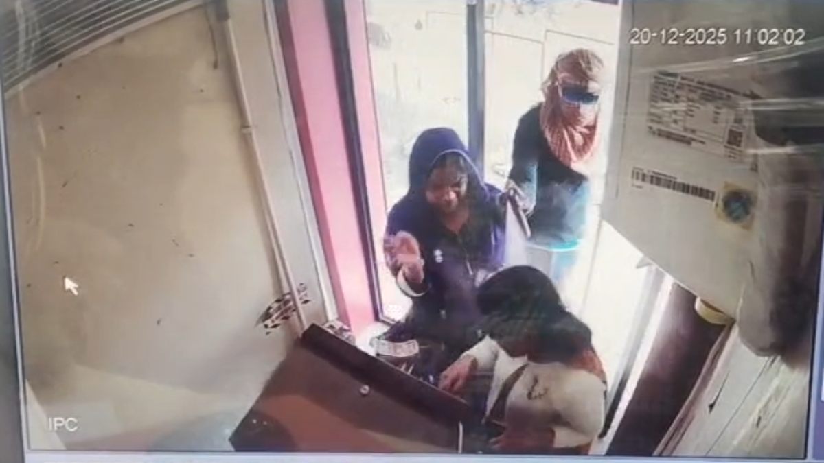 जांजगीर-चांपा: दिनदहाड़े ATM में लूट की वारदात, कैश डालने गई बैंक कर्मचारियों से 50 हजार ले उड़ा बदमाश, जांच में जुटी पुलिस....