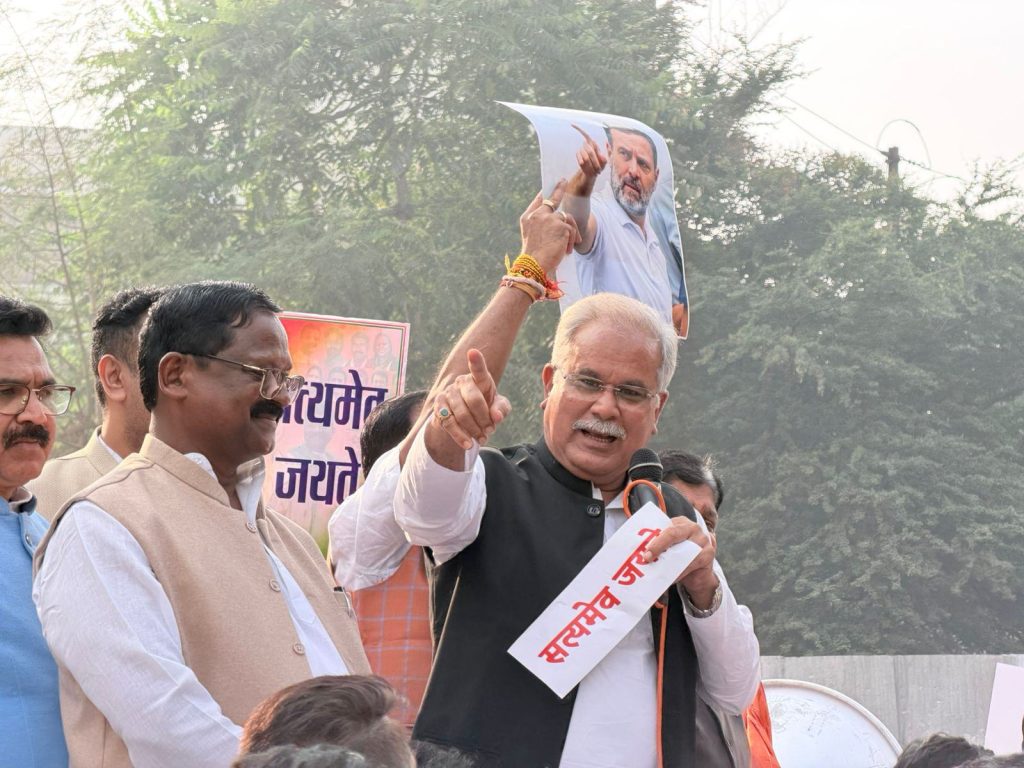 रायपुर में नेशनल हेराल्ड केस को लेकर कांग्रेस का शक्ति प्रदर्शन, पुलिस बैरिकेडिंग पर झूमाझटकी