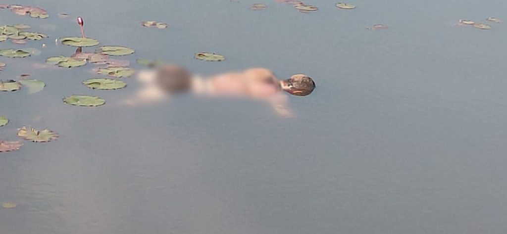 CG Crime Alert: बांध में मिला युवक का शव, शरीर पर बांधा गया भारी पत्थर, जांच में जुटी पुलिस 
