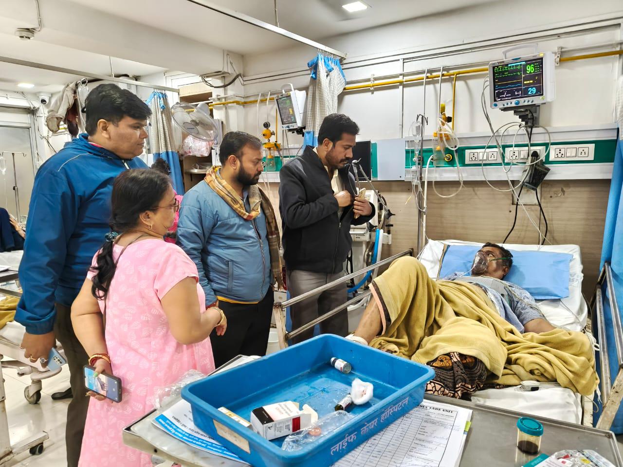 अस्पताल पहुंचे पत्रकार साथी: दुर्घटना में घायल विनोद श्रीवास्तव का हाल जाना, मदद का दिया भरोसा