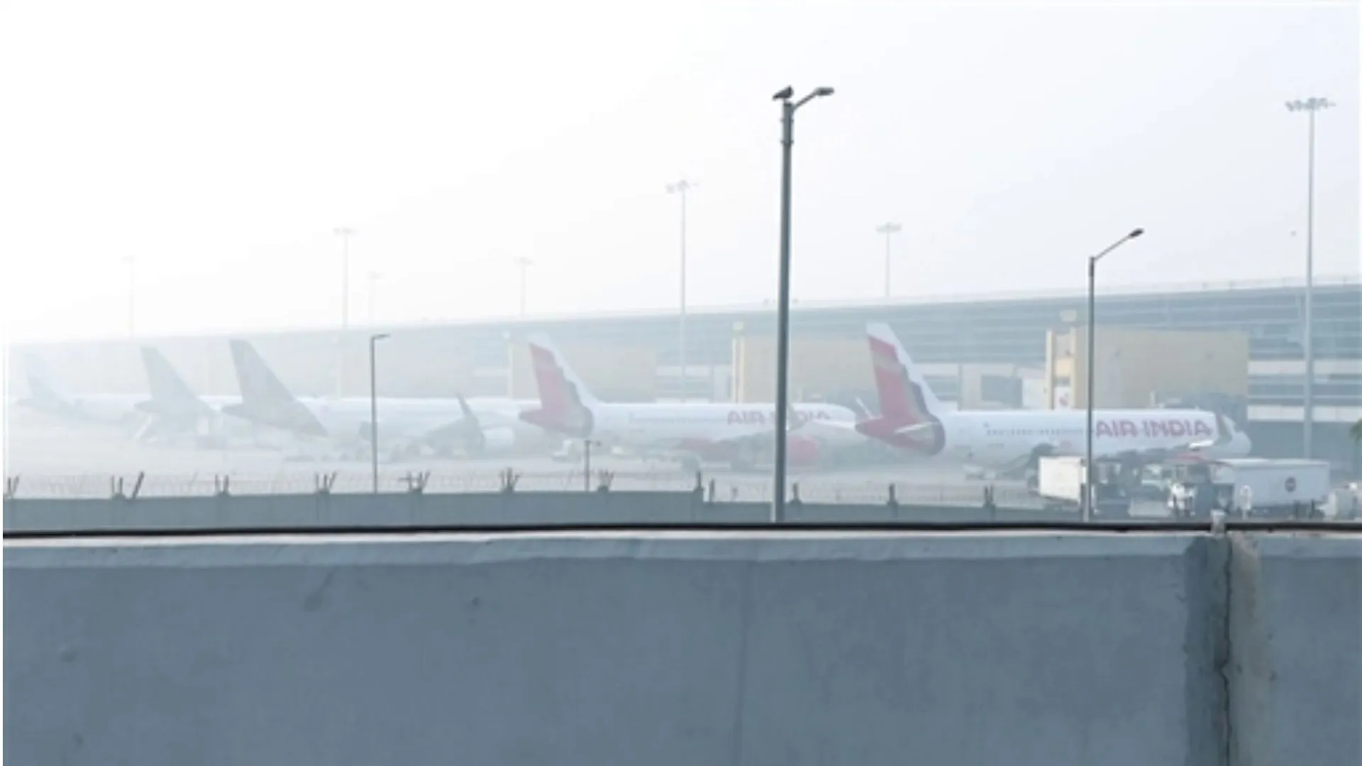 कोहरे की मार: सैकड़ों यात्री फंसे, 118 फ्लाइट्स कैंसिल, IGI एयरपोर्ट ने जारी की एडवाइजरी