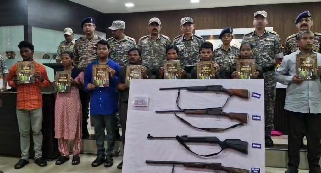 गढ़चिरौली में नक्सलियों का आत्मसमर्पण: 82 लाख के इनामी गिरोह ने डाला हथियार 