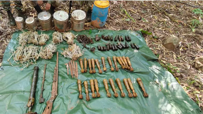 गरियाबंद में नक्सलियों की बड़ी साजिश बेनकाब, पहाड़ियों से बरामद हुआ हथियारों-विस्फोटकों का जखीरा