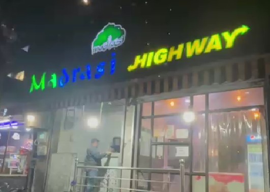 रायपुर में रेस्तरां की घोर लापरवाही: बिरयानी की प्लेट में मिला कॉकरोच, ग्राहक से उलझा मैनेजर