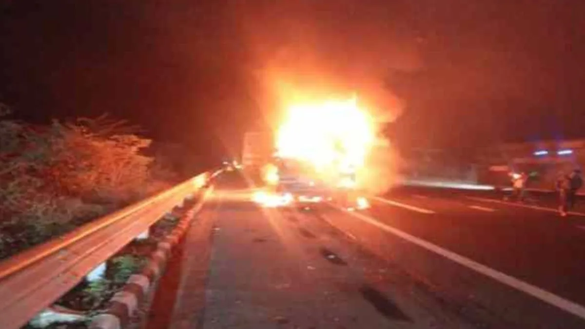 दिल्ली–मुंबई एक्सप्रेसवे पर भीषण हादसा: टक्कर के बाद पिकअप में लगी आग, तीन की दर्दनाक मौत