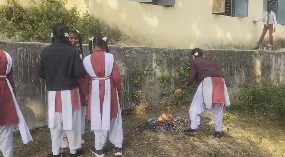 MCB स्कूल विवाद:रामगढ़ हाई स्कूल में बच्चो से झाड़ू लगवाने का मामला गर्माया, वायरल वीडियो ने खोली प्राचार्य की पोल, जांच के आदेश 