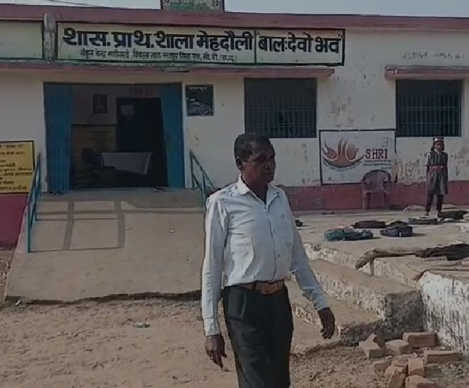 MCB: कक्षा छोड़ नशे में लड़खड़ाता शिक्षक, बार-बार शिकायतों के बाद भी कार्रवाई नहीं—शराबी शिक्षक पर विभाग मेहरबान?