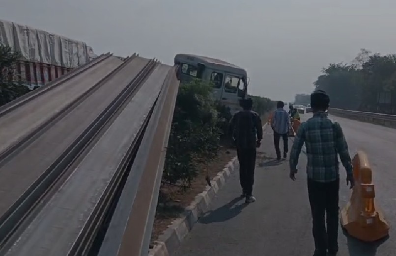 दुर्ग ब्रेकिंग: लोहे की बीम से लदा ट्रक पलटा, बाइक सवार को बचाने में हुआ हादसा