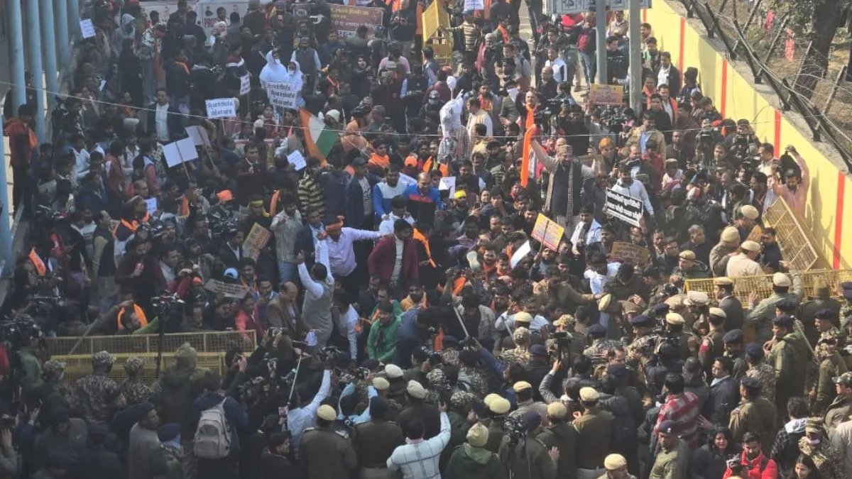 बांग्लादेश में अल्पसंख्यकों पर अत्याचार के विरोध में दिल्ली में उबाल, विहिप का राष्ट्रव्यापी प्रदर्शन