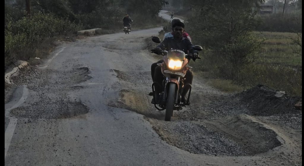 कागज़ पर सड़क, जमीन पर गड्ढे! ठेकेदार–विभाग की ‘जुगलबंदी’ ने 2 किमी सड़क को बना दिया दलदल