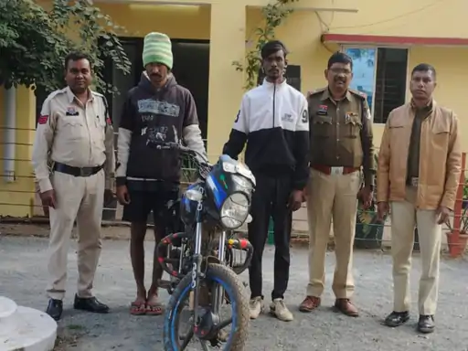 जिला बदर हिस्ट्रीशीटर का रायपुर में आतंक: हाईवा चालक से मारपीट कर कैश और मोबाइल लूटा 