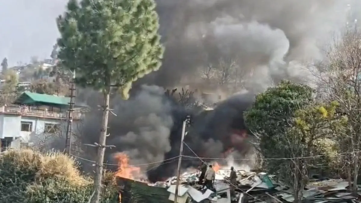 उत्तराखंड के चमोली में आर्मी कैंप के पास भीषण आग, कूड़े के ढेर से उठीं लपटें, इलाके में हड़कंप