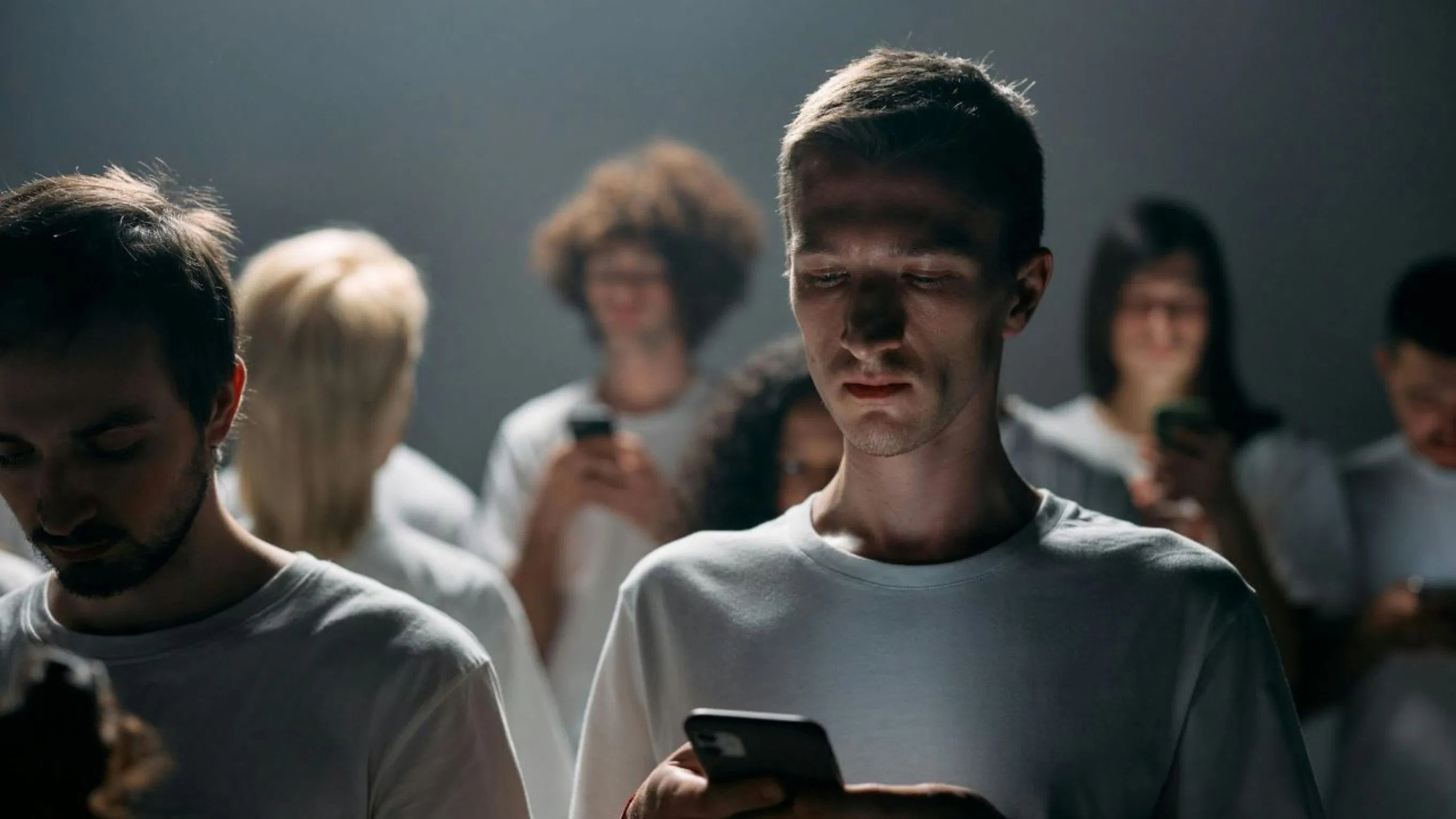 ज्यादा स्क्रीन टाइम से सिर्फ आंखे ये नहीं शरीर के इन हिस्सों पर भी पड़ता है बुरा असर