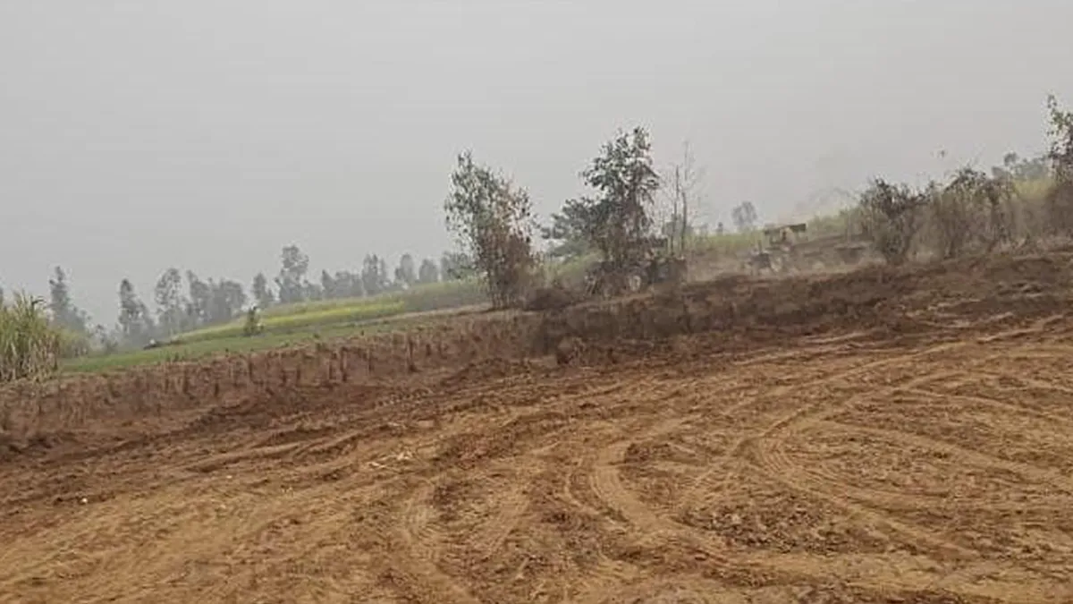 अमरोहा अवैध खनन मामला: खनन माफिया का पीछा करते हुए एसडीएम की कार खाई में गिरी, महिला अफसर बाल-बाल बचीं