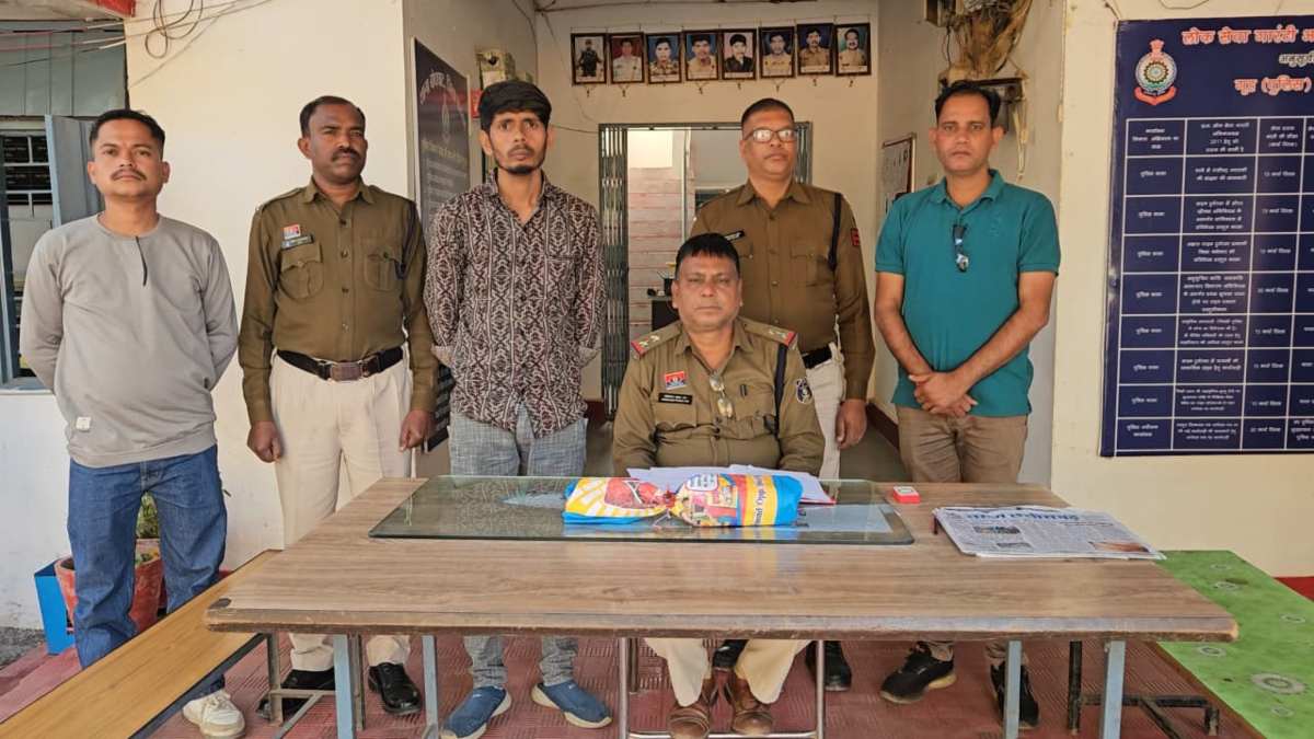 बस्तर पुलिस का बड़ा अभियान: स्कूल के पीछे नशा बेचते तस्कर को दबोचा, 12.86 लाख के कैप्सूल बरामद