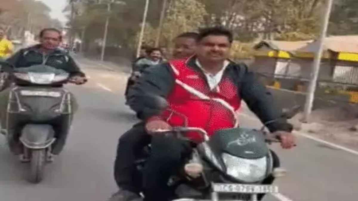 शिक्षा मंत्री ने उड़ाया सड़क सुरक्षा का मखौल तो सीएम ने हेलमेट पहनकर दिया सुरक्षा का संदेश