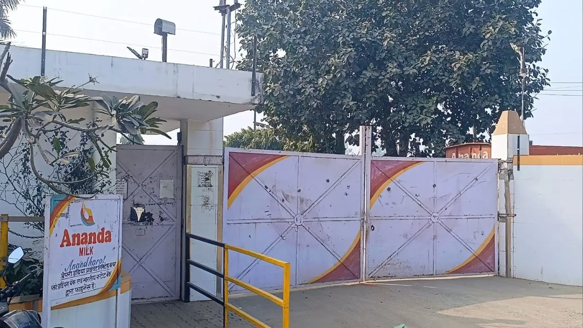 Income Tax Raid: अमरोहा स्थित आनंदा डेयरी प्लांट में तीसरे दिन भी जांच जारी, मोबाइल और दस्तावेज जब्त