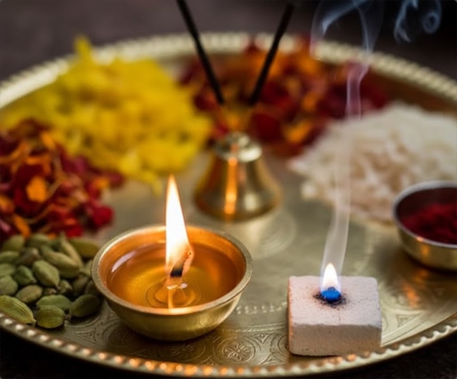 Vastu Tips: सोई किस्मत जगा देंगे कपूर के ये वास्तु उपाय, साथ में करें शिव मंत्र का जाप