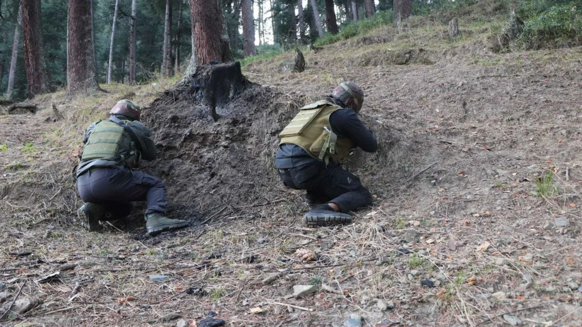 घनी हरियाली में फंसे जैश के आतंकवादी: मुठभेड़ जारी, 8 जवान घायल