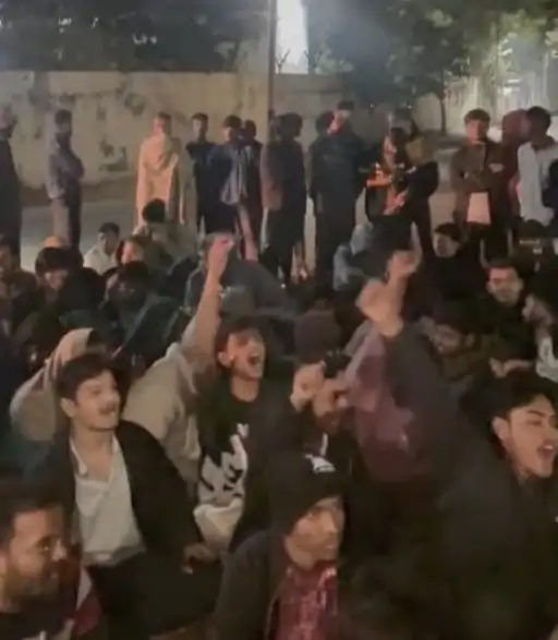 GGU में कड़ाके की ठंड में भूख हड़ताल: छात्रों ने घेरा कुलपति निवास, हॉस्टल मेस में घटिया खाना और कीड़ों का उजागर कांड