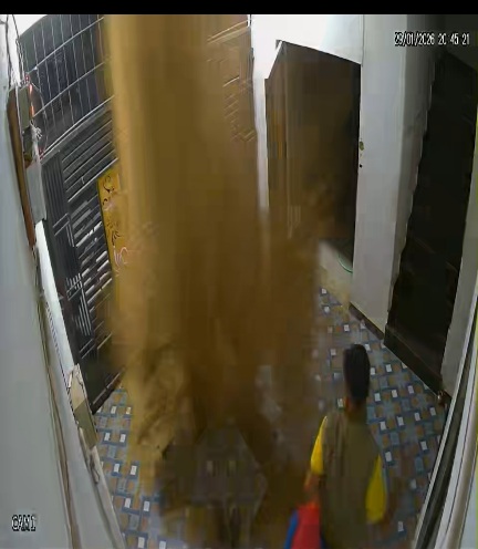 वीडियो...जमीन फाड़ कर निकला हाई प्रेशर बोर का पानी, बाल बाल बचा घर मालिक 