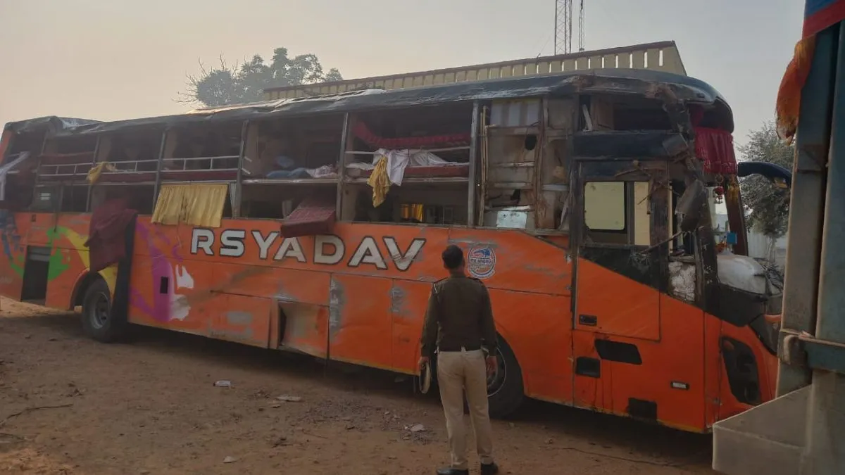 झपकी बनी हादसे की वजह: दिल्ली–मुंबई एक्सप्रेसवे पर पलटी स्लीपर बस, 16 यात्री घायल