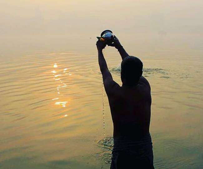 Surya Arghya Vidhi: सूर्य देव को अर्घ्य देते समय कहीं आप भी तो नहीं कर रहे ये गलतियां, यहां पढ़ें पूरी विधि