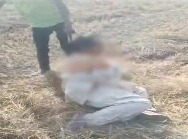 TAMNAR VIOLENCE: JPL कोयला खदान विरोध में महिला आरक्षक को अर्धनग्न कर पीटा, VIDEO वायरल