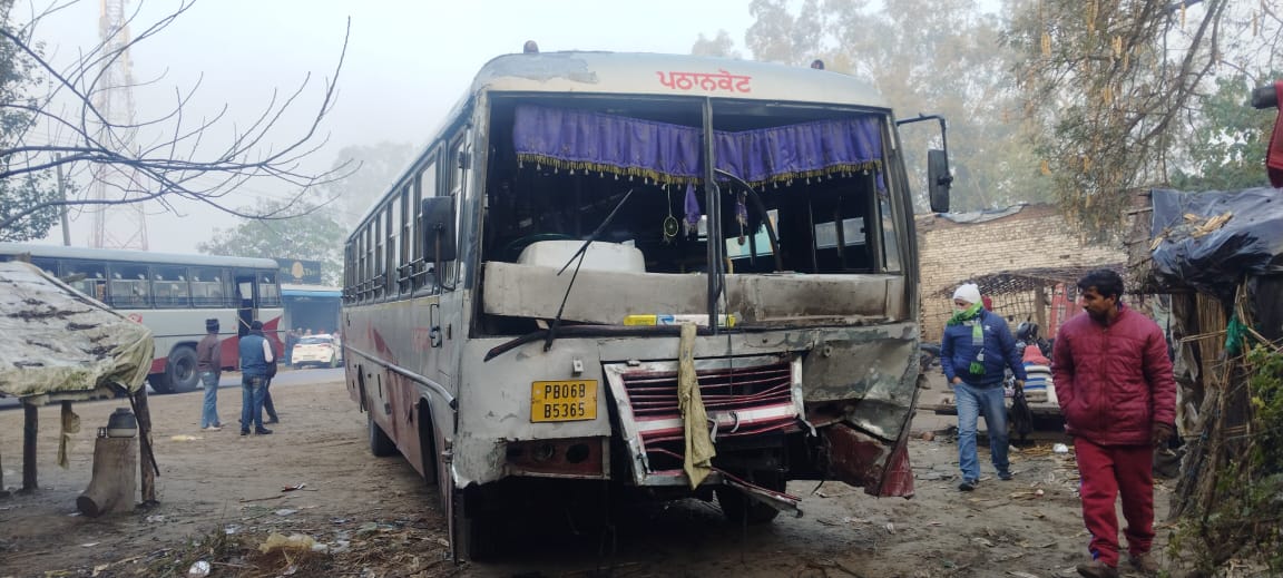 Accident News: बस और कार की भीषण टक्कर, चार की दर्दनाक मौत, एक गंभीर घायल