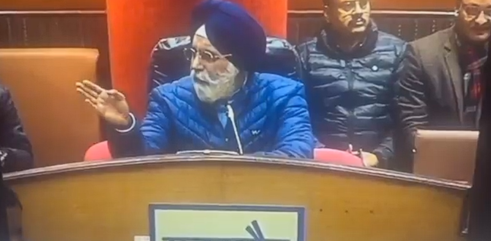 ‘भेड़-बकरी’ टिप्पणी से सियासी तूफान: दिल्ली मेयर के खिलाफ AAP का धरना, इस्तीफे की उठी मांग