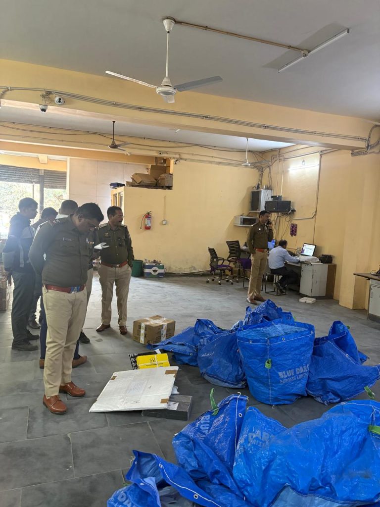 Bilaspur News: ई-कॉमर्स वेयरहाउसों से धारदार चाकू जब्त, पुलिस की सख्त कार्रवाई