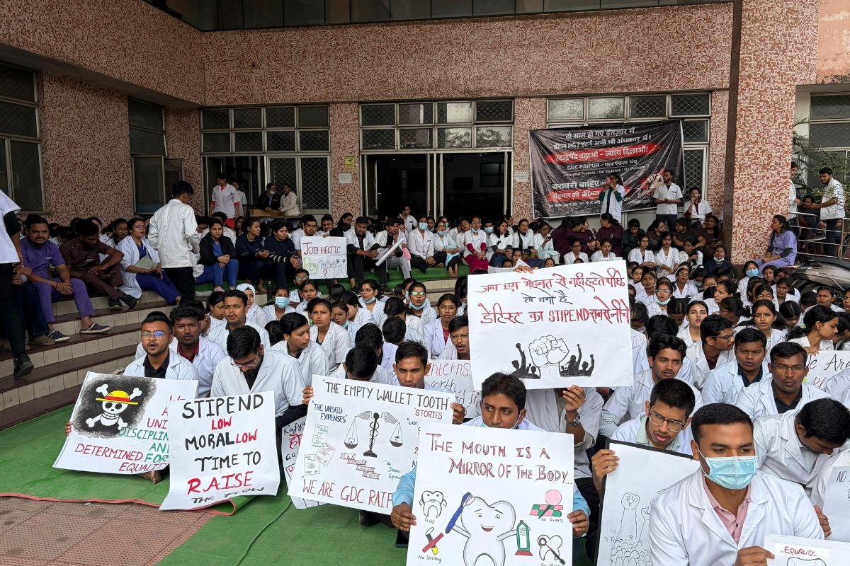 न्याय नहीं तो इलाज नहीं? रायपुर डेंटल कॉलेज में हड़ताल से स्वास्थ्य सेवाएं ठप, देखे वीडियो