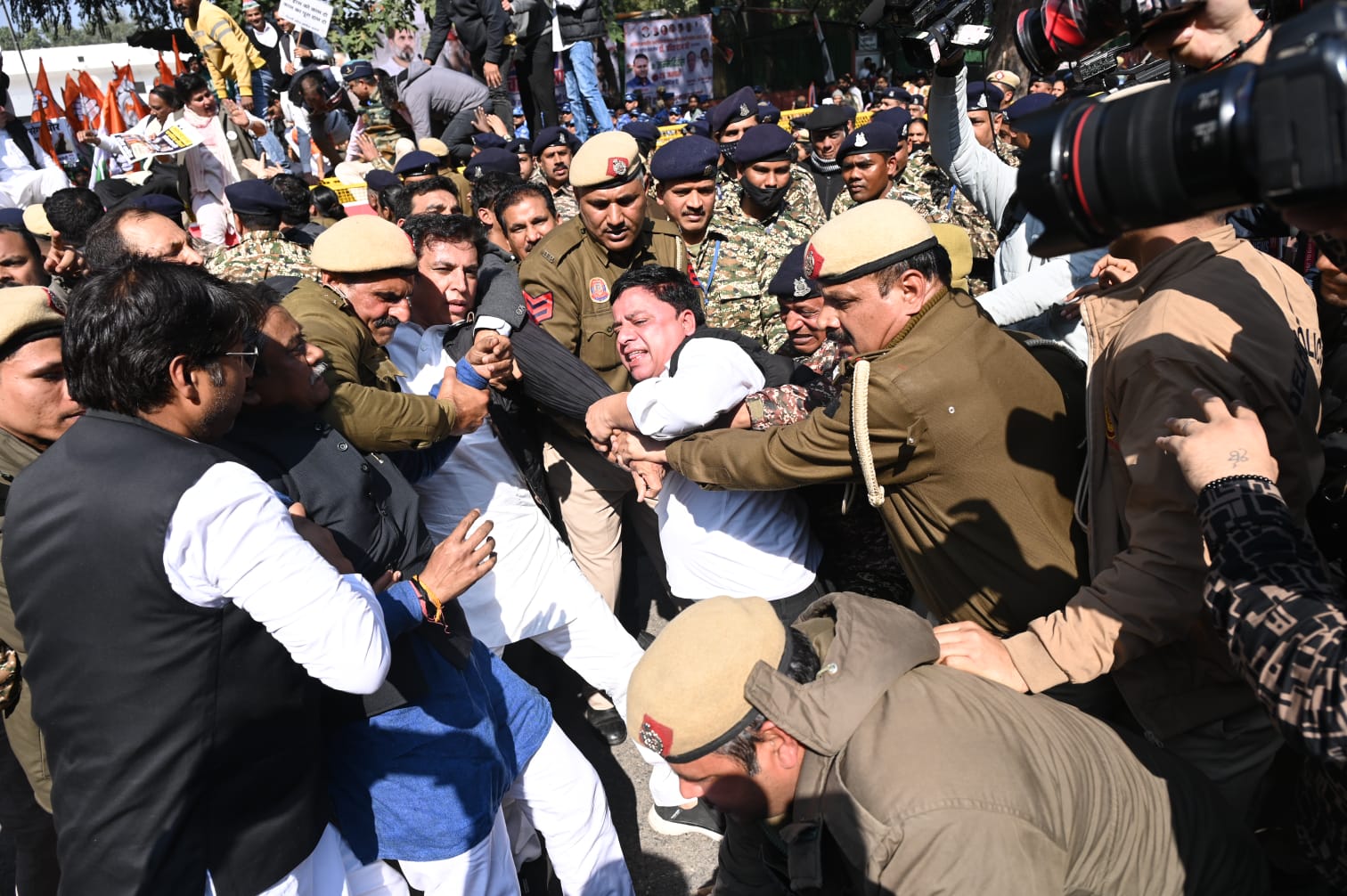 मनरेगा पर सियासी संग्राम: दिल्ली में कांग्रेस का विरोध, गांधी स्मृति मार्च से रोके गए कार्यकर्ता