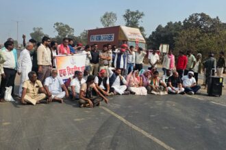 धान खरीदी की अवधि बढ़ाने को लेकर एनएच 53 पर चक्काजाम