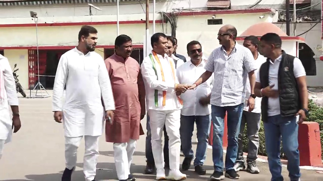 जेल में लखमा से मिले दीपक बैज, बोले— आदिवासी नेतृत्व को चुन-चुनकर निशाना बना रही सरकार, बदले की राजनीति में भेजे जा रहे जेल