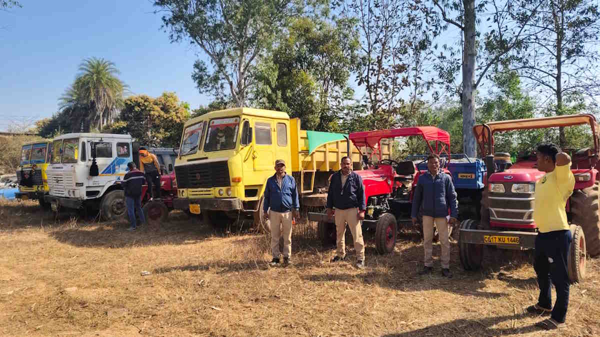बस्तर में अवैध खनन पर बड़ा अभियान: पोकलेन मशीन समेत 16 वाहन जब्त, खनिज विभाग की सख्त कार्रवाई…