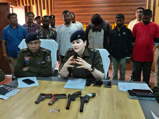 राजनांदगांव में ‘चार्ली गैंग’ का भंडाफोड़: 7 आरोपी गिरफ्तार, 2 पिस्टल सहित हथियारों का जखीरा बरामद