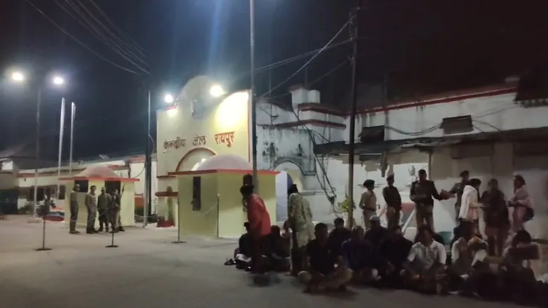 शिक्षक बनने की आस, सलाखों के पीछे की रात: रायपुर में 120 अभ्यर्थी हिरासत में