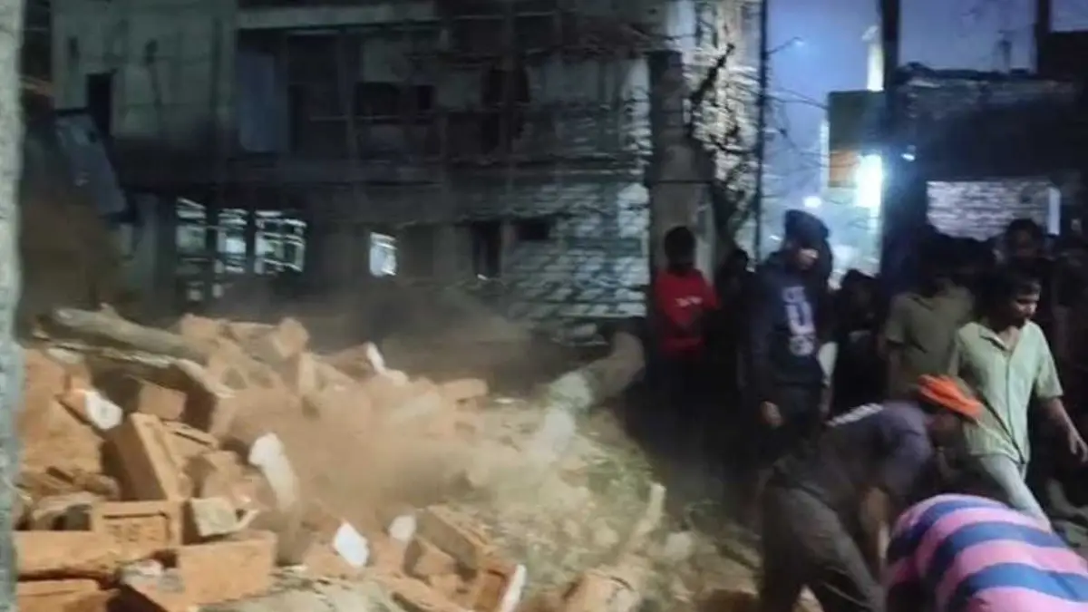 कोरबा में दर्दनाक हादसा: जेसीबी से दीवार गिराने के दौरान मासूम की मौत, लापरवाही पर भड़के ग्रामीणों ने किया चक्काजाम