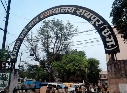 रायपुर कोर्ट में बड़ी सुरक्षा चूक: हत्या के प्रयास के आरोपी बाप-बेटे पेशी के बाद पुलिस को चकमा देकर फरार, 4 घंटे बाद दर्ज हुई FIR