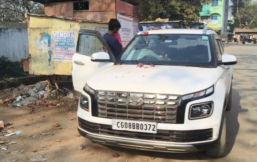 CG News: कार में SDO का शव मिलने से सनसनी, इंदिरा स्टेडियम के पास खड़ी ब्रेज़ा से मिला लाश 