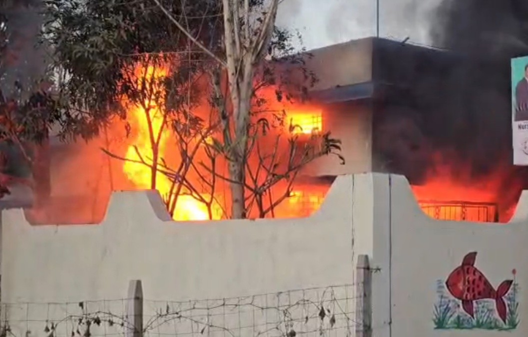 CG News: रायगढ़ में मछली पालन विभाग कार्यालय में भीषण आग, सरकारी दस्तावेज और लाखों की संपत्ति नष्ट