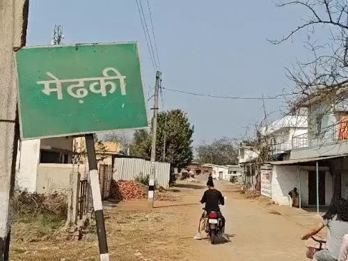 बालोद के मेढ़की में नया नियम: चुगली पकड़ी गई तो 5,000 फाइन, विवाद के बाद ग्रामसभा ने कसा शिकंजा, पहले से शराब बेचने-पीने पर 10 हजार फाइन